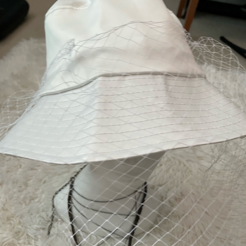 Very cute white hat - Picture 3 of 11